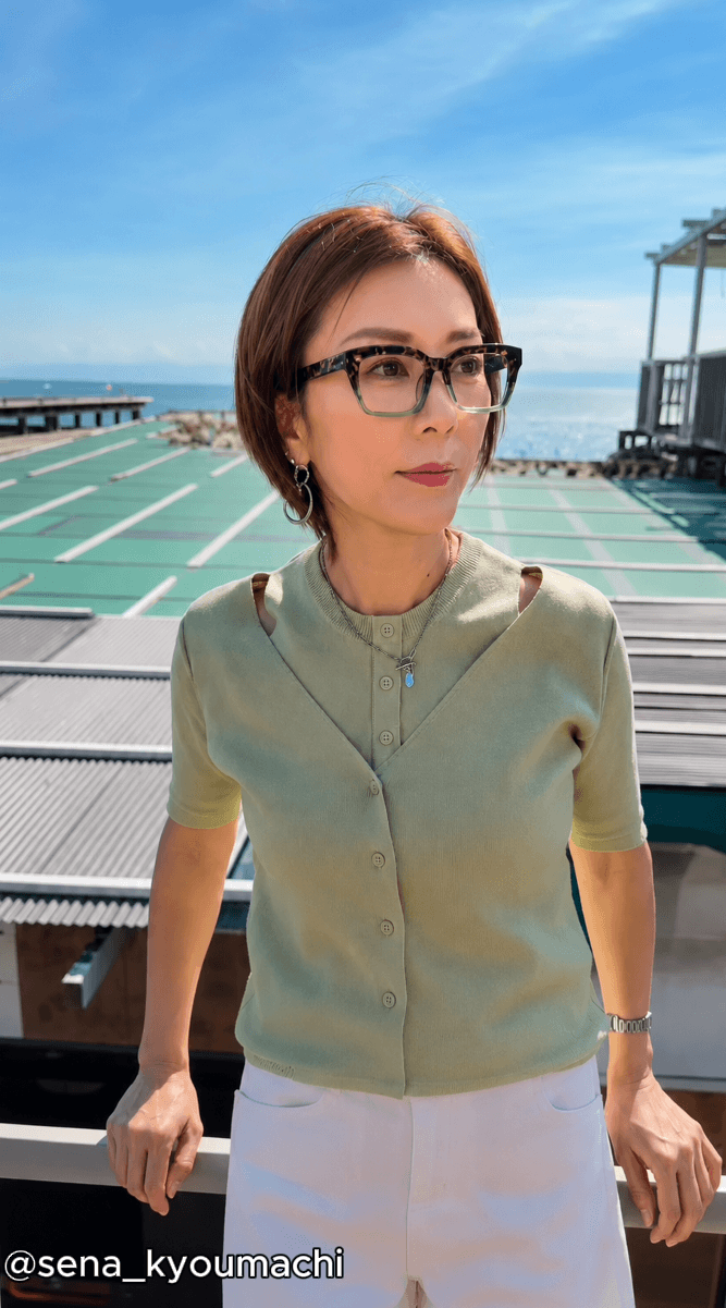 @sena_kyoumachi wearing Eterlens square glasses by the sea