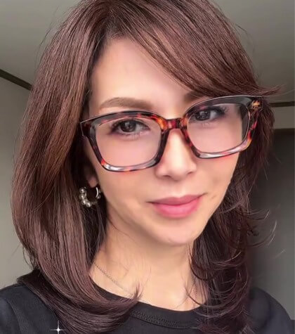 @aya.i.aya.i wearing Eterlens tortoise square glasses