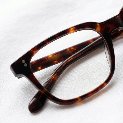 Eterlens│クラシックなべっこう柄のスクエア型メガネ