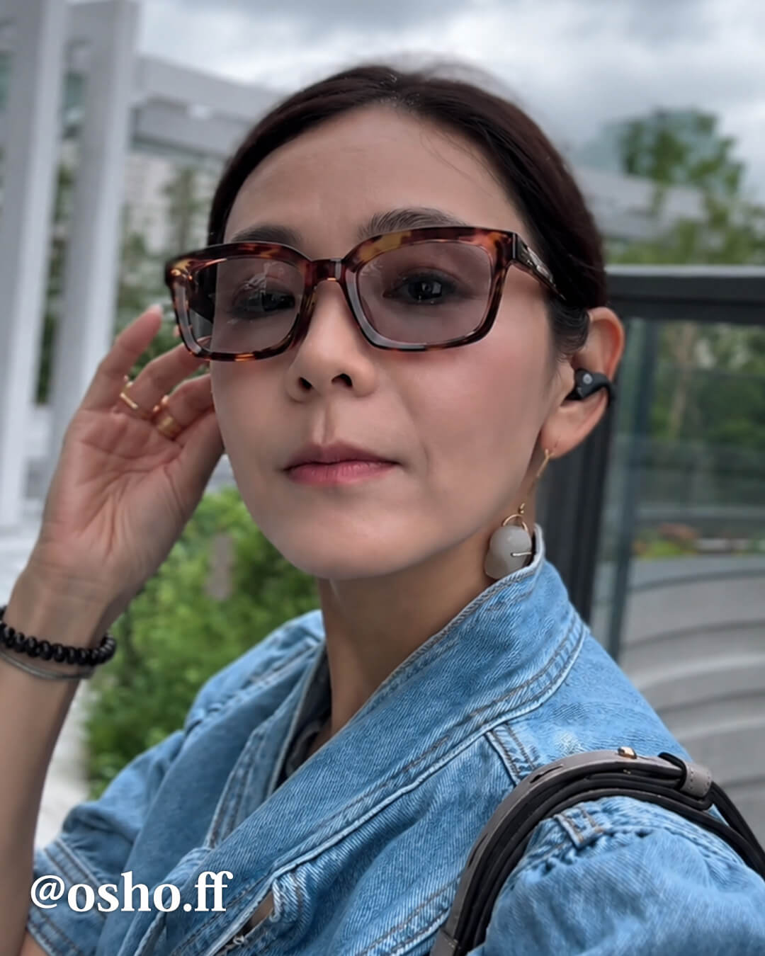 @osho.ff wearing Eterlens tortoise square glasses