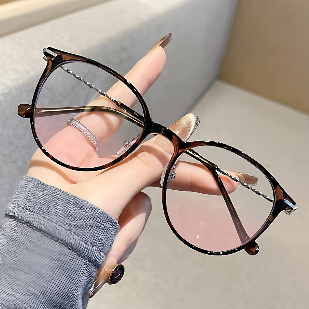 【肌映え】Eterlens｜大ぶりボストン型ライトピンクカラーレンズメガネ｜ツイストロープ風テンプル｜顔まわりをすっきり見せる｜明るい印象に