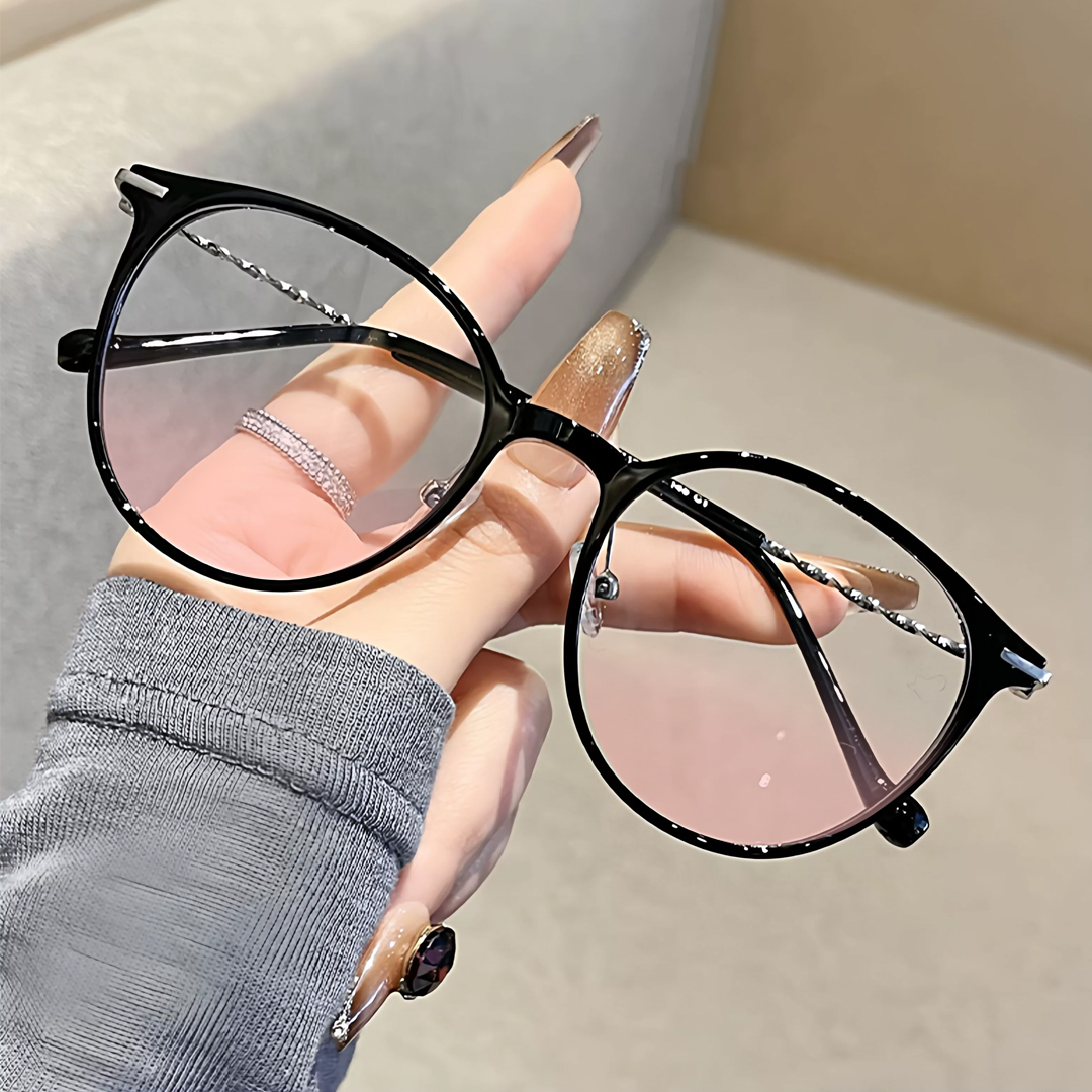 【肌映え】Eterlens｜大ぶりボストン型ライトピンクカラーレンズメガネ｜ツイストロープ風テンプル｜顔まわりをすっきり見せる｜明るい印象に