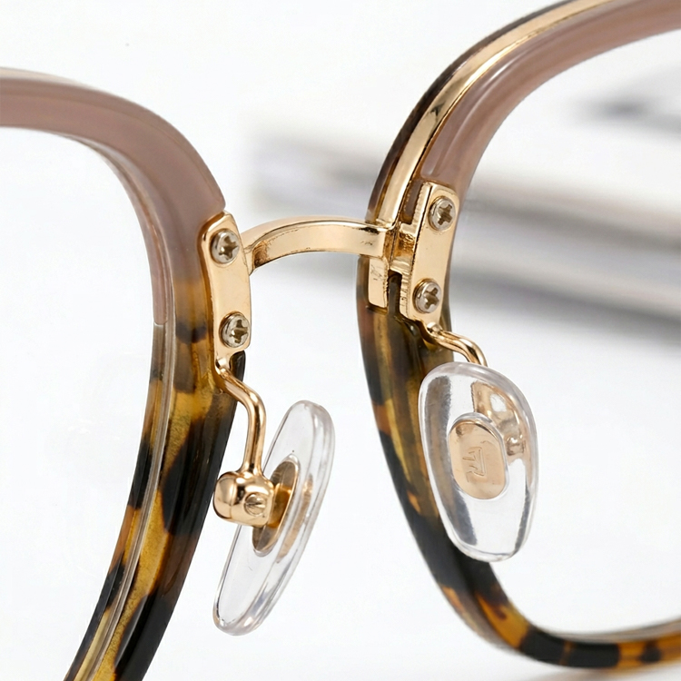Eterlens│上質感溢れるキャットアイ型メガネ