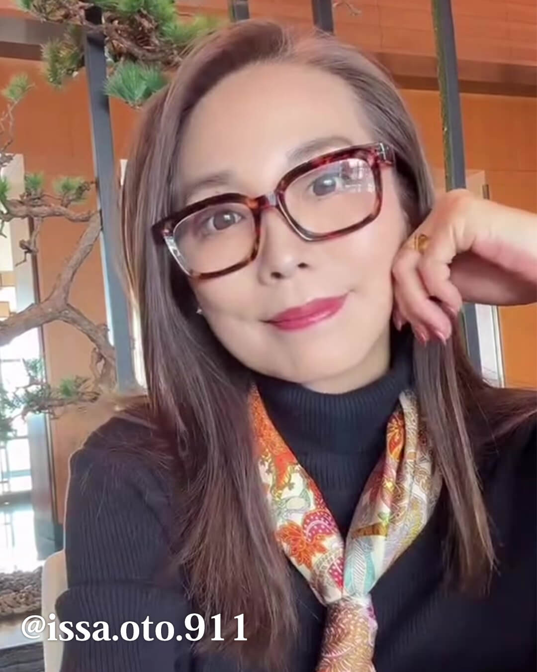 @issa.oto.911 wearing Eterlens wine tortoise square glasses