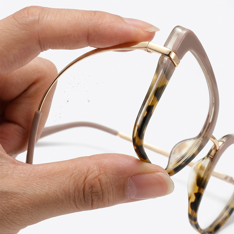 Eterlens│上質感溢れるキャットアイ型メガネ