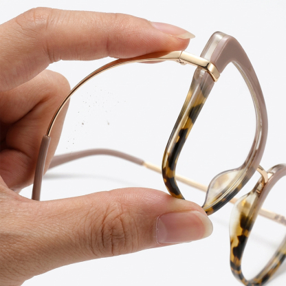 Eterlens│上質感溢れるキャットアイ型メガネ