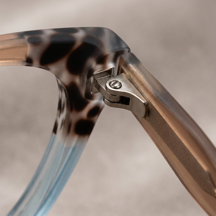 Eterlens│知的な透明感のあるキャッツアイ型メガネ