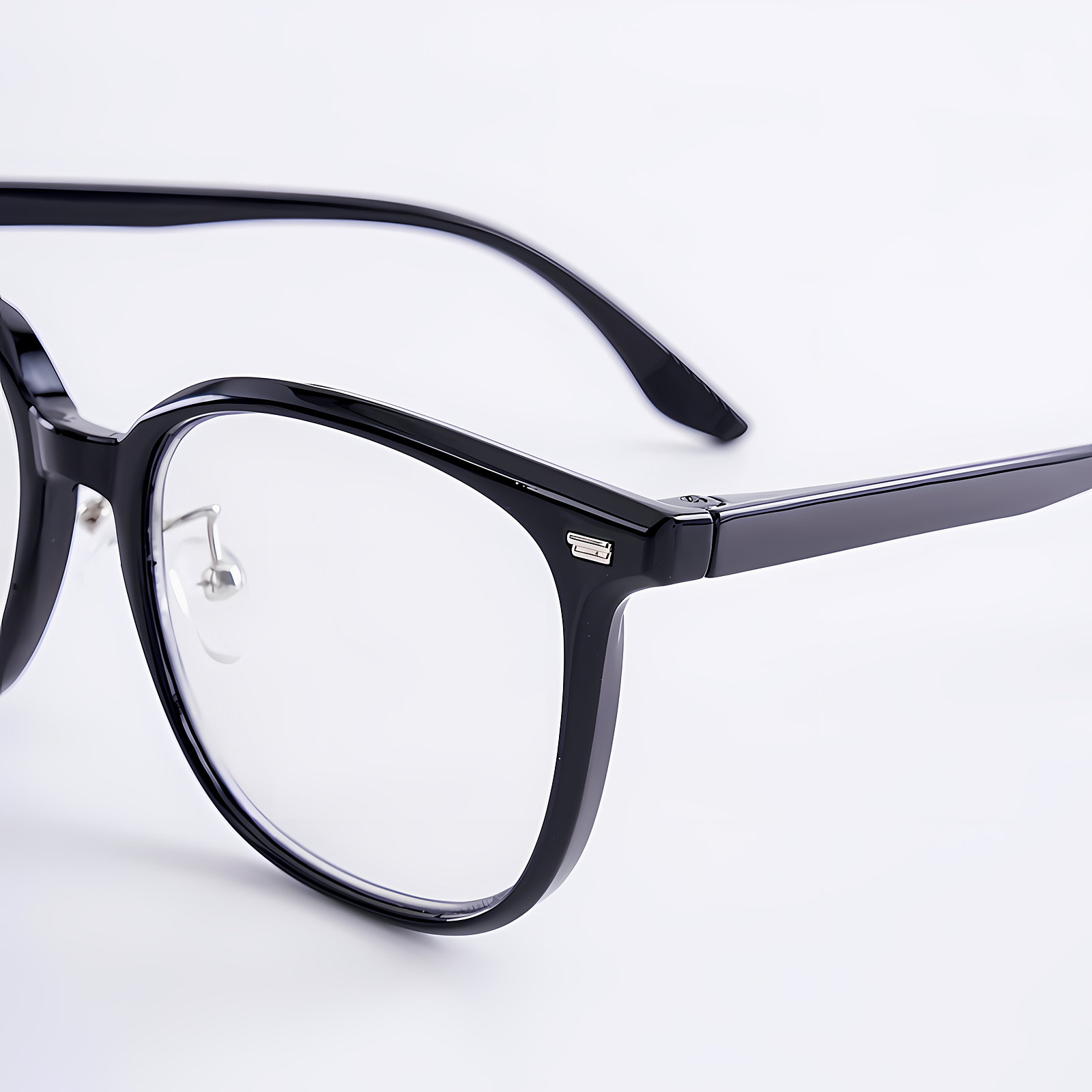 【くすみ知らずの、明るい印象】Eterlens 紫外線で色が変わる老眼鏡｜調光レンズ・透明感を守りぬく｜室外・室内兼用