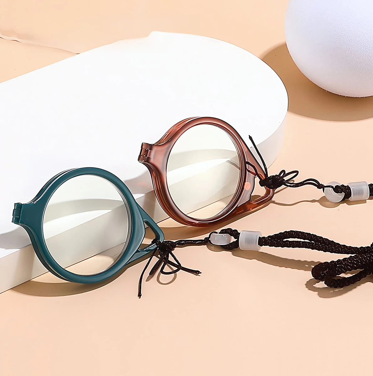 【磁石でカチッと・首掛けタイプ】 ETERLENS マグネット式リーディンググラス | 首掛けタイプ老眼鏡 | 紛失防止・置き忘れなし | 長さ調節可能 - 商品画像 3/11 (Round FoldLite)