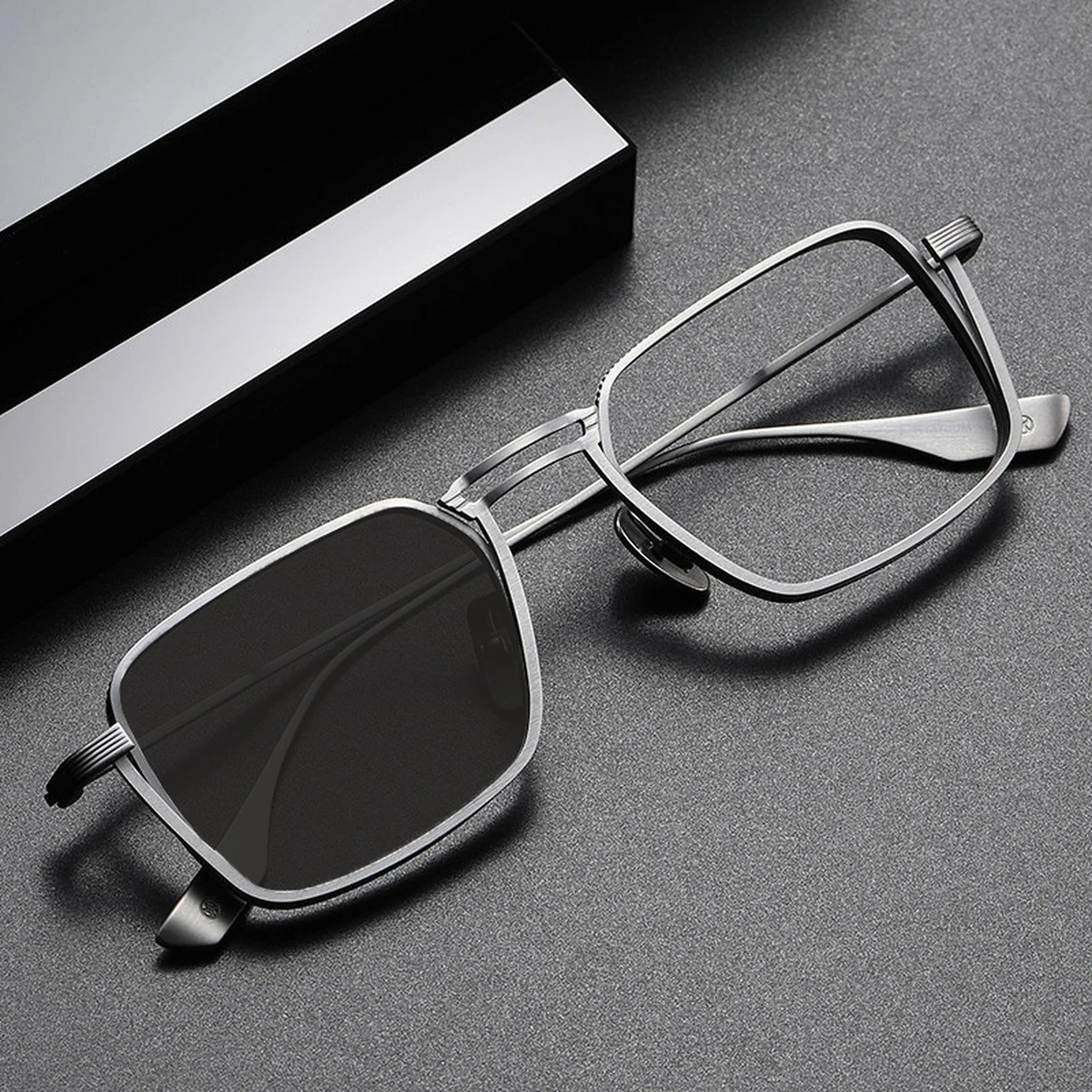 【調光・ブルーライトカット】Eterlens 老眼鏡 おしゃれ  かっこいい メンズ| 超軽量メタル UVカット 1本3役 | レトロ スクエア型 運転用サングラス - 商品画像 15/18 (Round Photo)