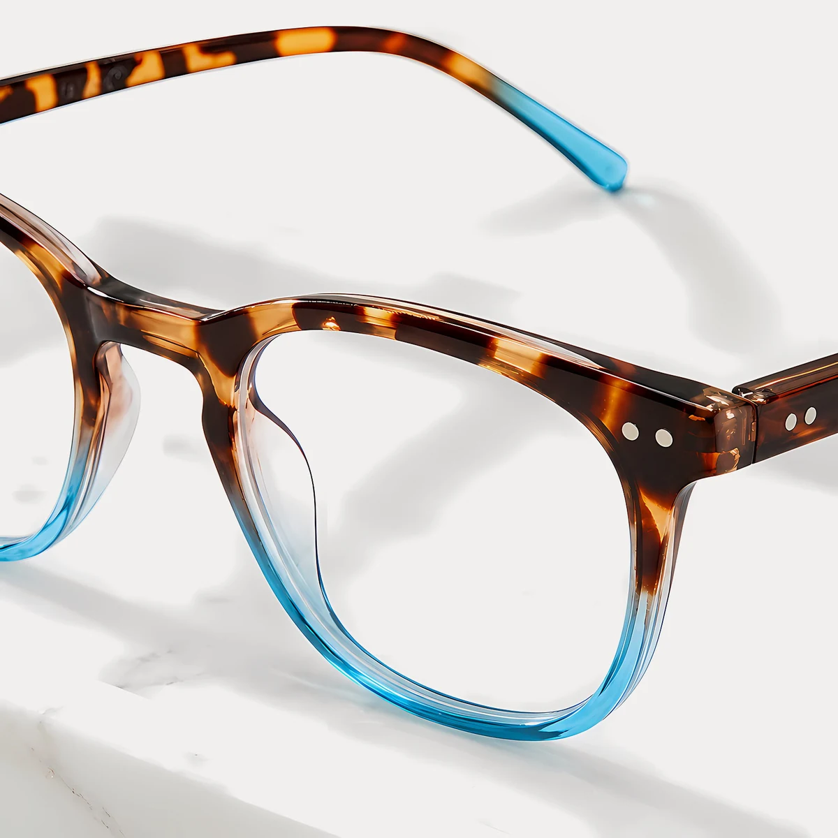 【遊び心あふれる】Eterlens 老眼鏡 "アクア・ディップ" | 定番のべっ甲柄をカラーで遊ぶ | ブルーライトカット バネ丁番 ウェリントン メンズ レディース - 商品画像 6/11 (Wellington BlueGuard)