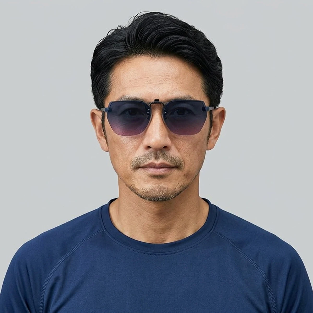 さっとサングラスになる クリップオンレンズ|耳掛けのないメガネ | Round Polar | Eterlens - model wearing image (AI generated, QA passed)