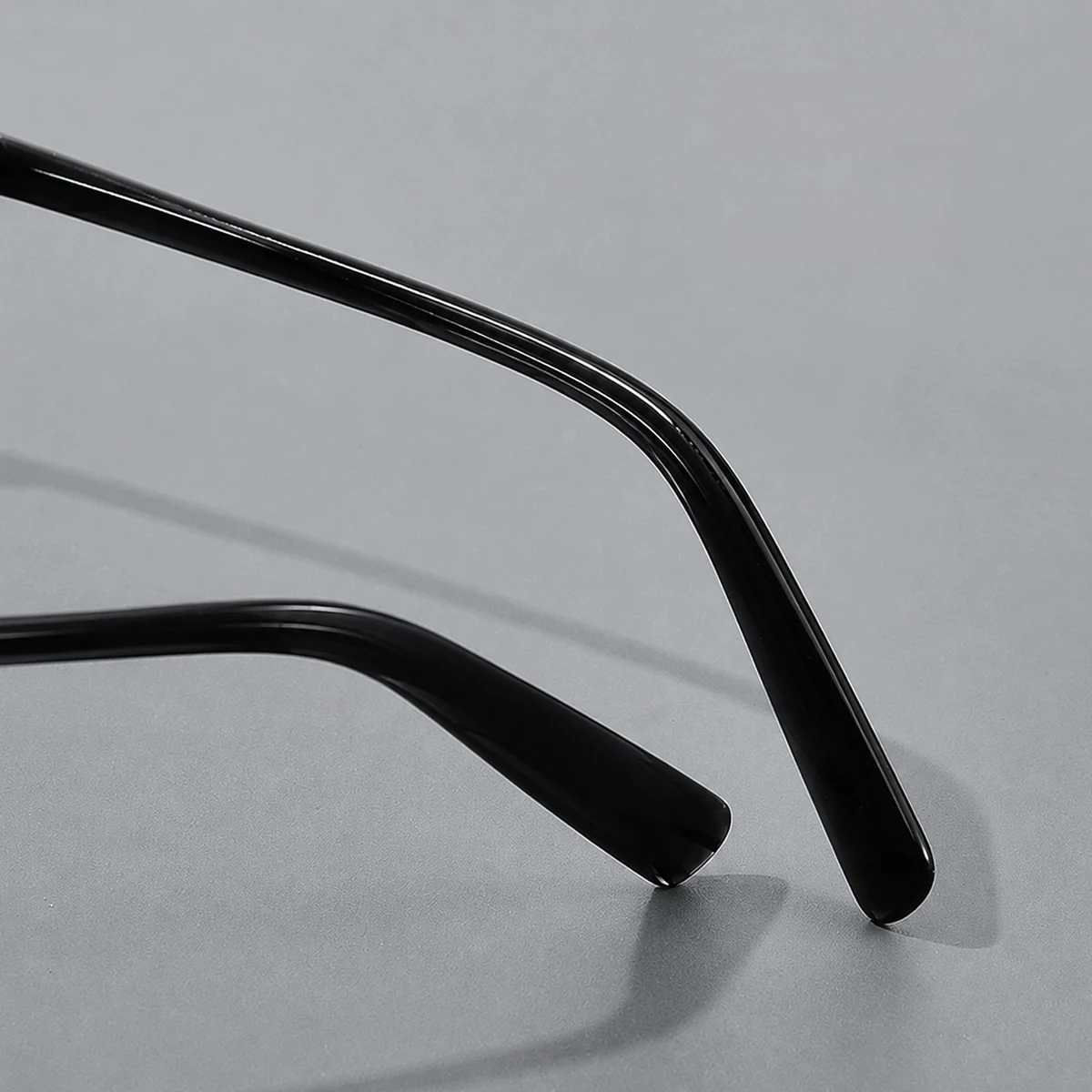 【室内外の近用に、掛け替えの手間を軽減】Eterlens｜老眼鏡に見えないクラウンパント型 調光リーディンググラス