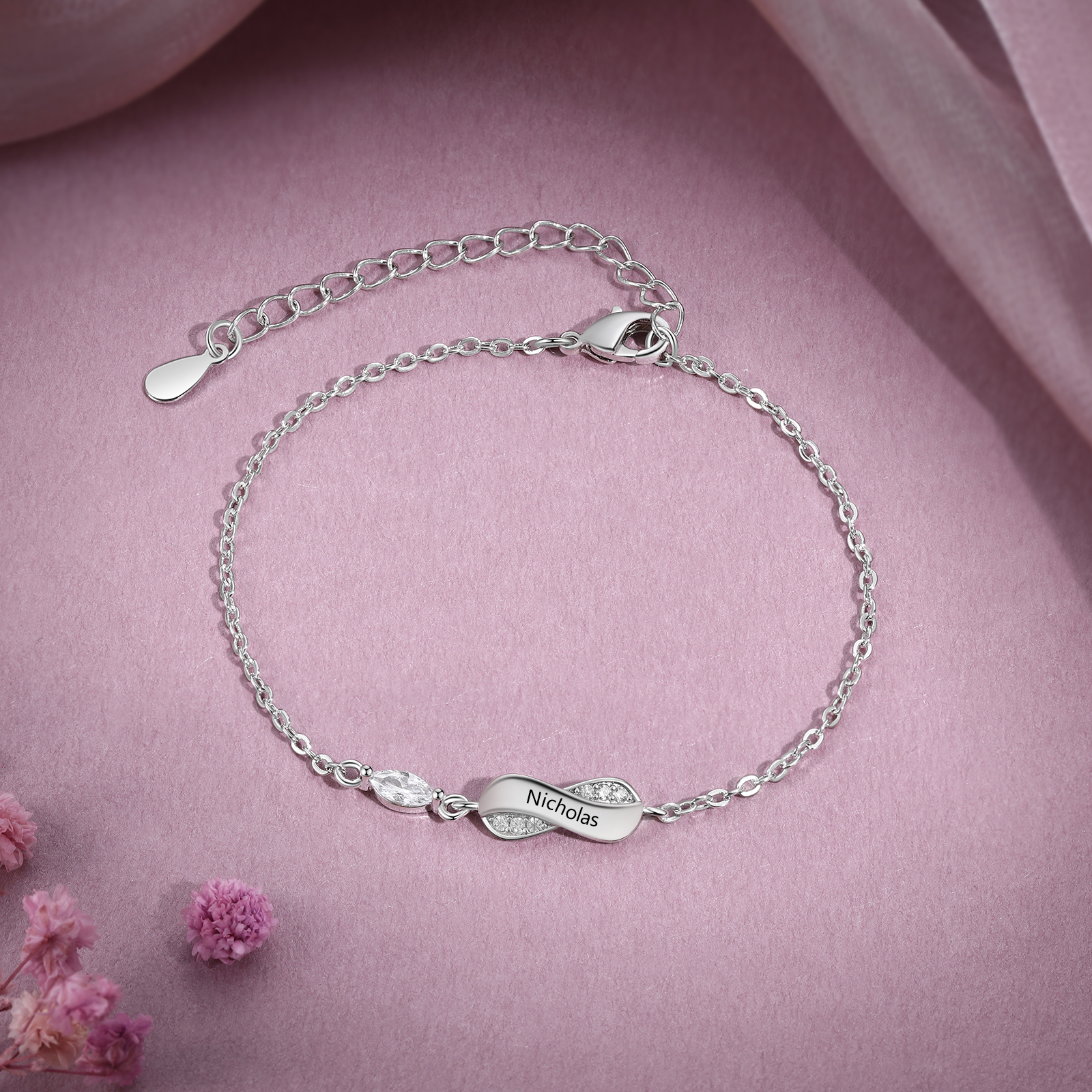 Infinity Bracelet Engraved with 1 Name Oval Shape Family Bracelet for Mom