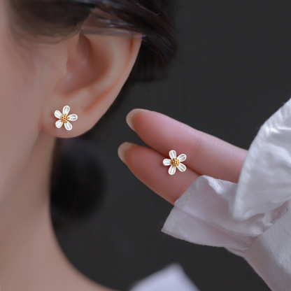 Daisy Flower Stud Earrings – Dainty Floral Earrings for Women & Girls - Cute Nature-Inspired Jewellery Gift | Jessemade