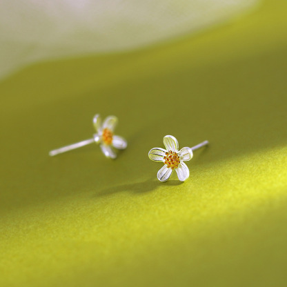 Daisy Flower Stud Earrings – Dainty Floral Earrings for Women & Girls - Cute Nature-Inspired Jewellery Gift | Jessemade