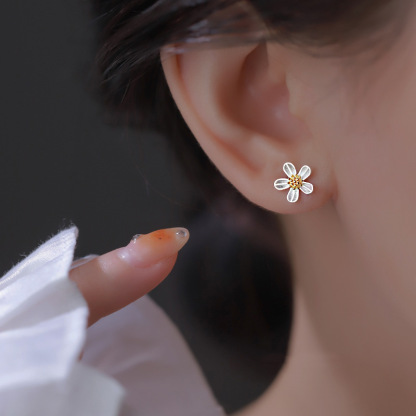 Daisy Flower Stud Earrings – Dainty Floral Earrings for Women & Girls - Cute Nature-Inspired Jewellery Gift | Jessemade