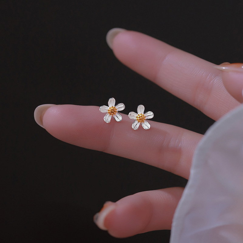 Daisy Flower Stud Earrings – Dainty Floral Earrings for Women & Girls - Cute Nature-Inspired Jewellery Gift | Jessemade