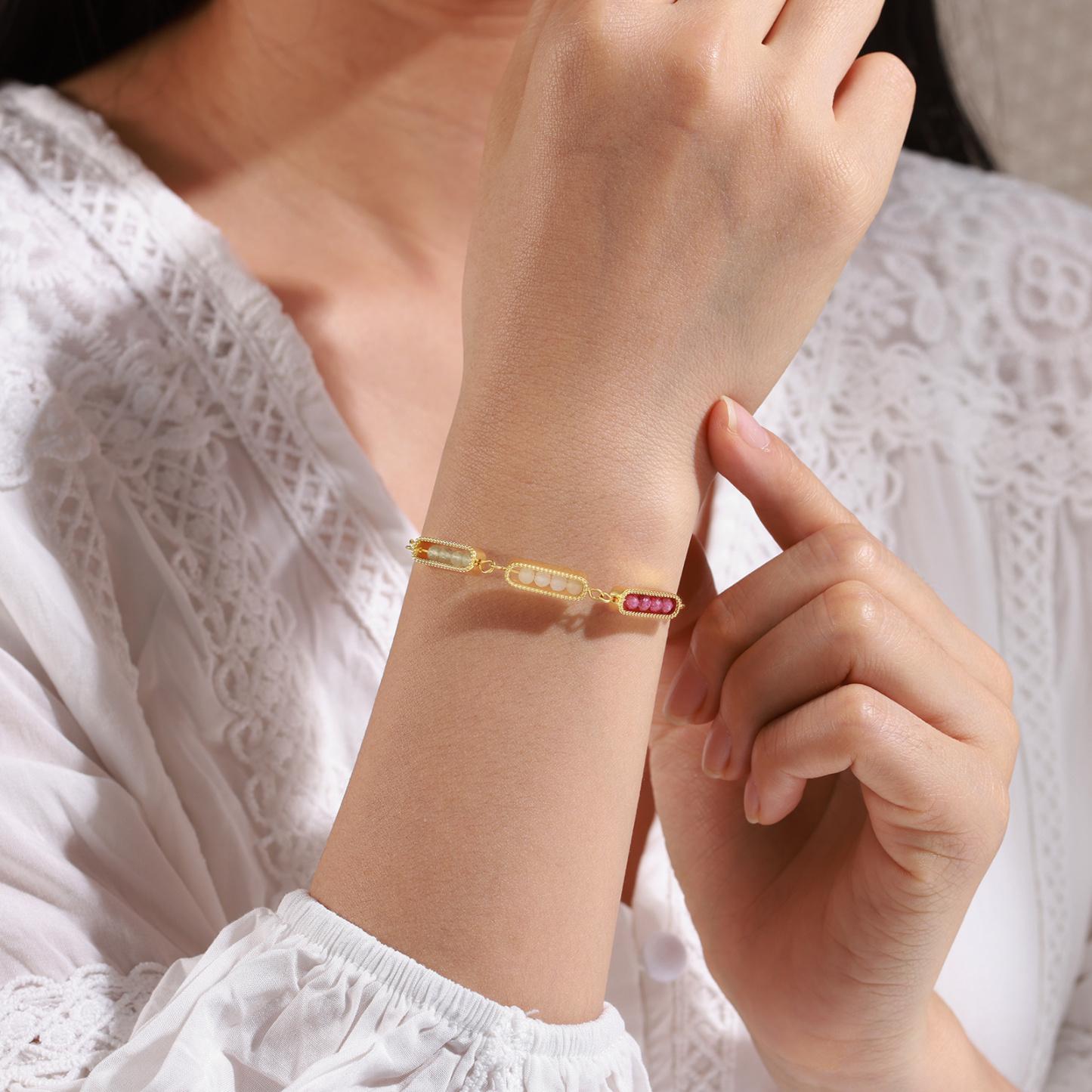 Personalised bar bracelet with birthstone, adjustable in a minimalist design