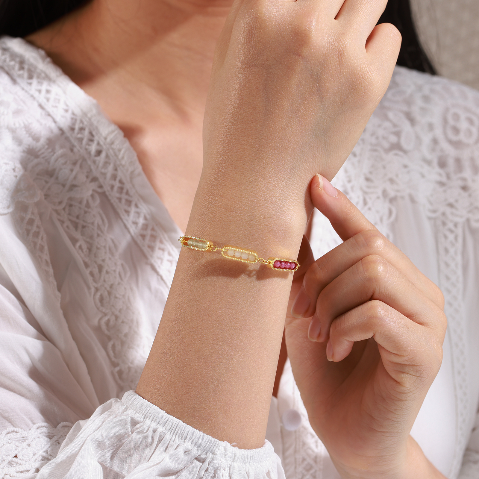 Personalised bar bracelet with birthstone, adjustable in a minimalist design