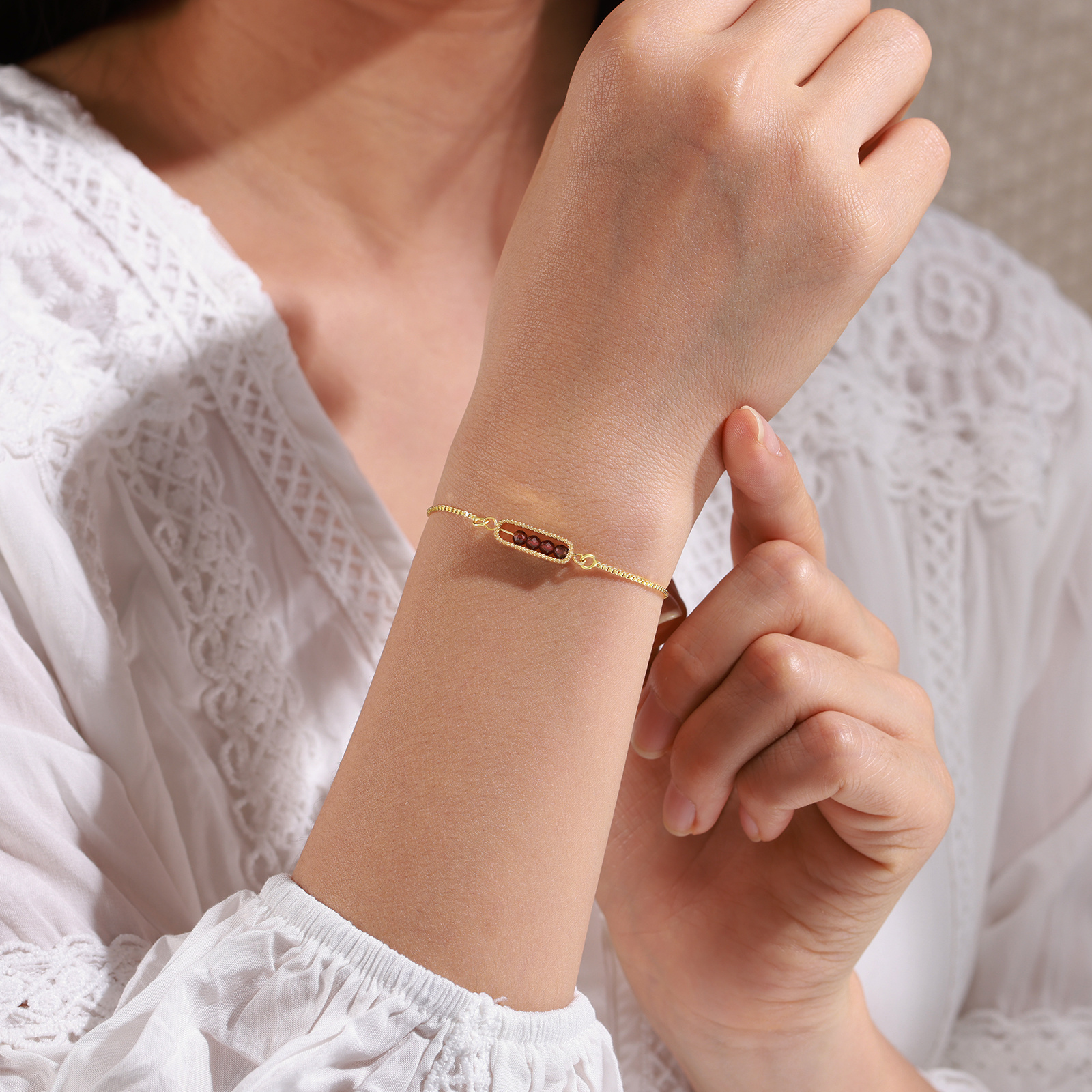 Personalised bar bracelet with birthstone, adjustable in a minimalist design