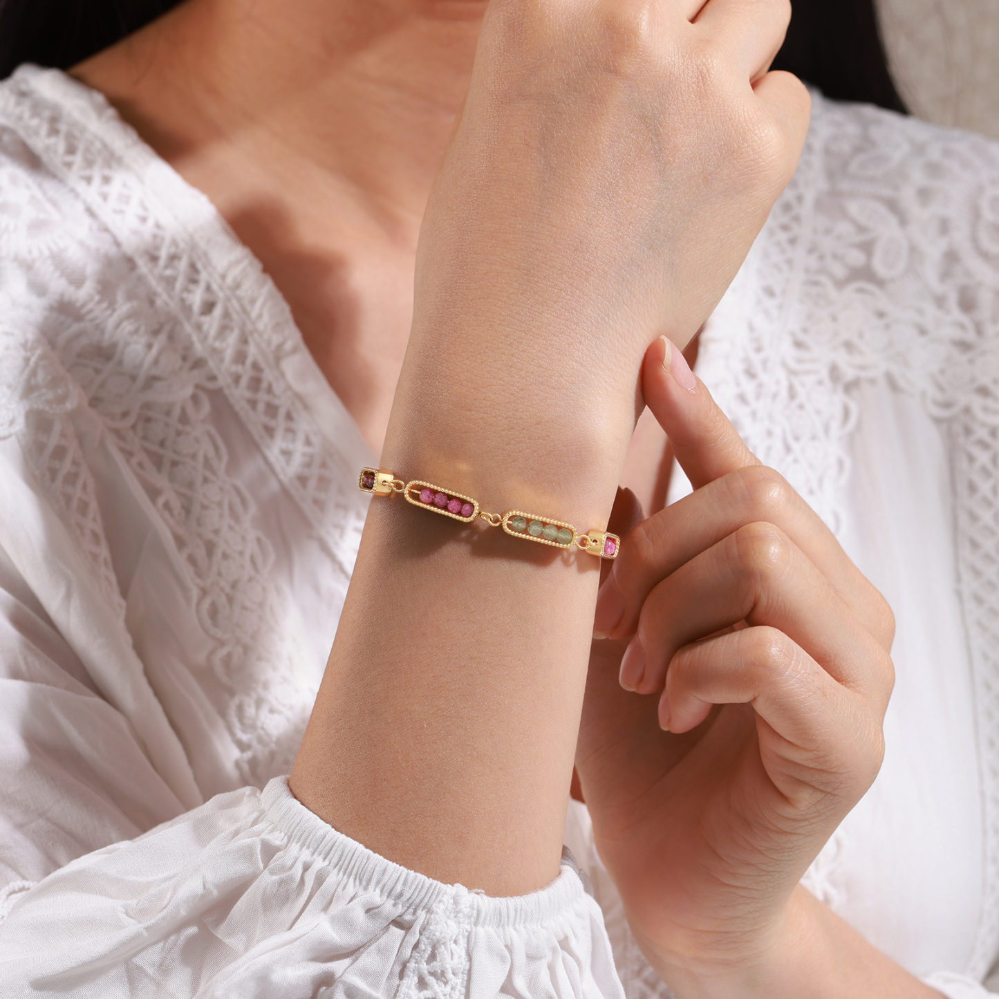 Personalised bar bracelet with birthstone, adjustable in a minimalist design