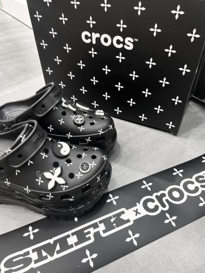Crocs×SMFK聯名光輪洞洞鞋