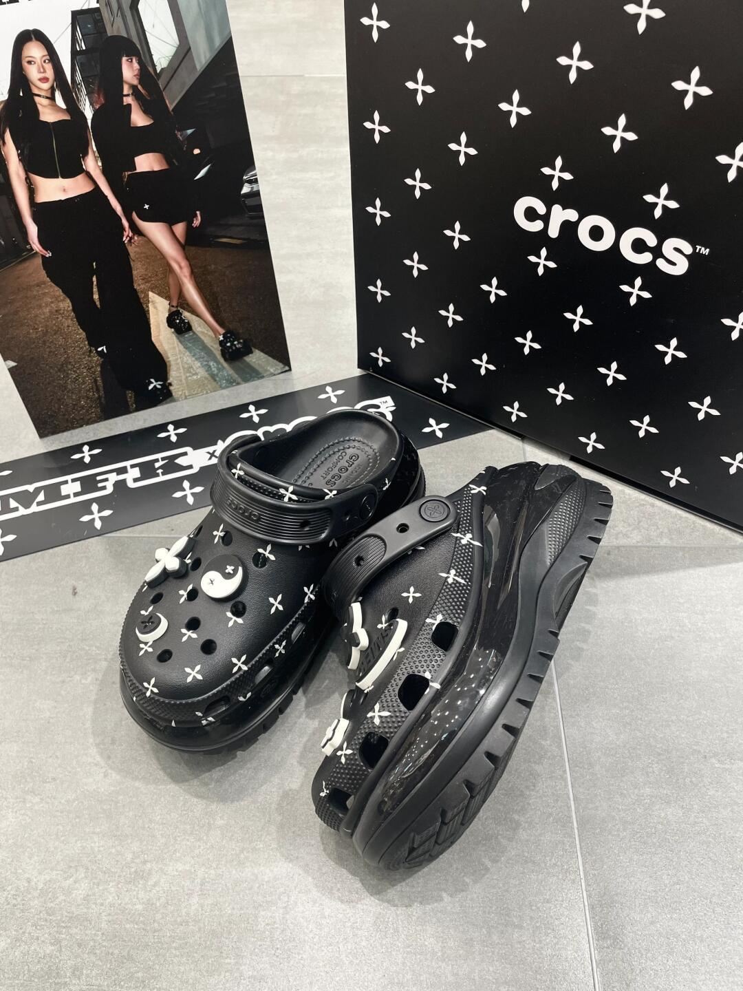Crocs×SMFK聯名光輪洞洞鞋