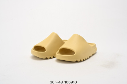 Adidas Yeezy 拖鞋