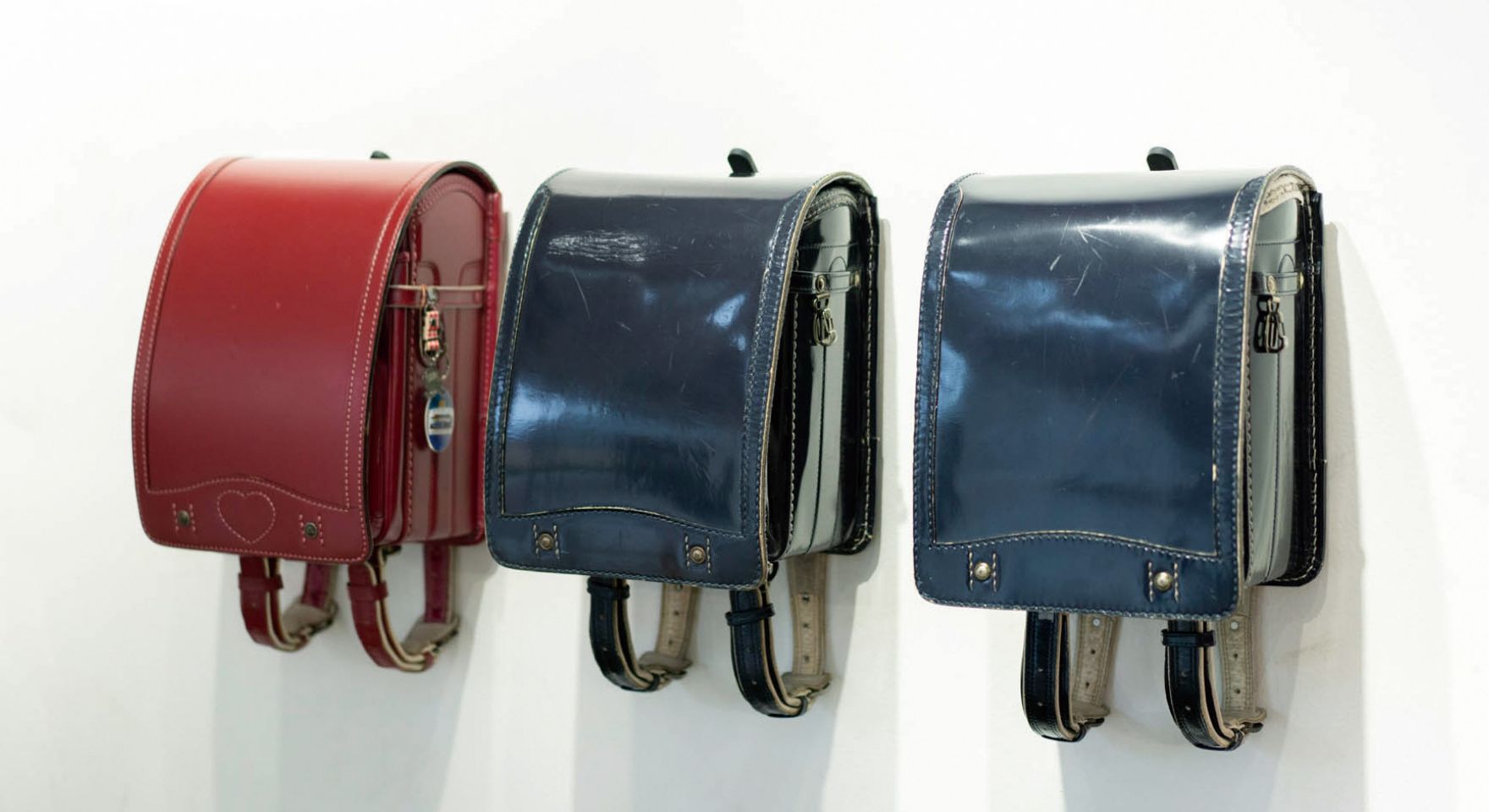 {"default":"red randoseru, navy blue randoseru"}