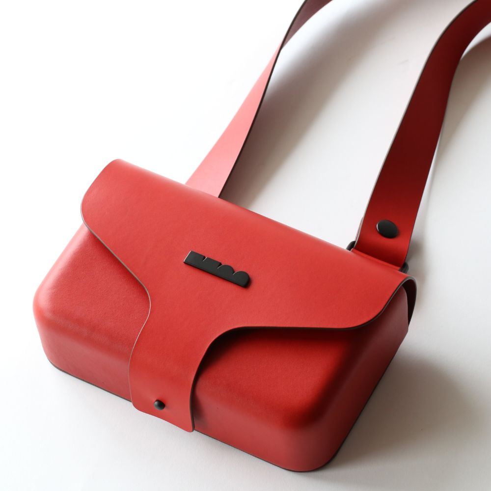 {"default":"ショルダーバッグ 赤"}
