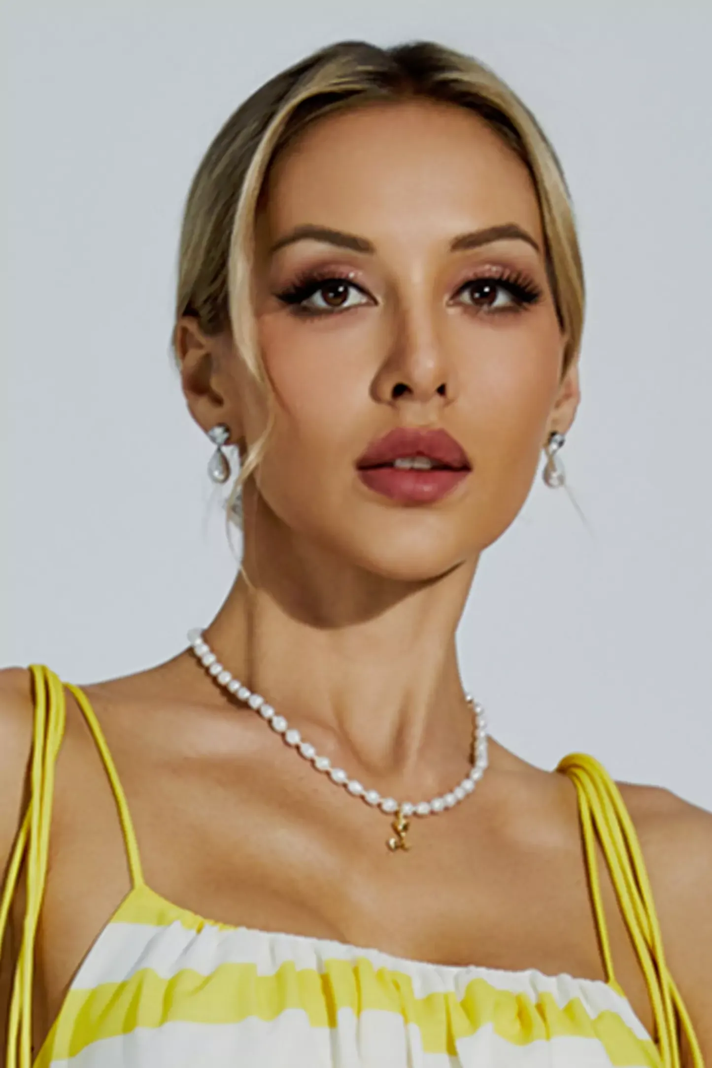 Hume White Pearl Rose Necklace