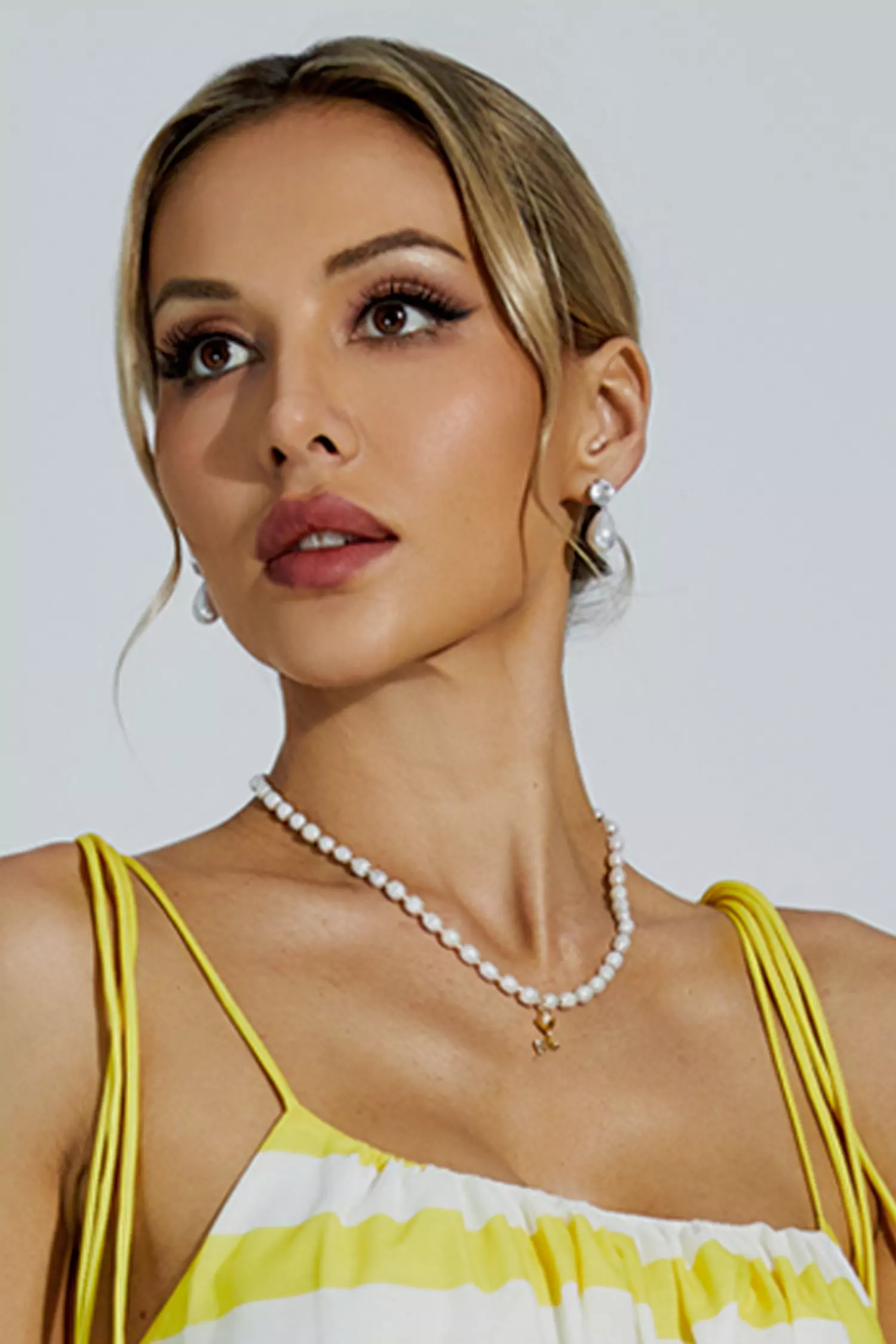 Hume White Pearl Rose Necklace