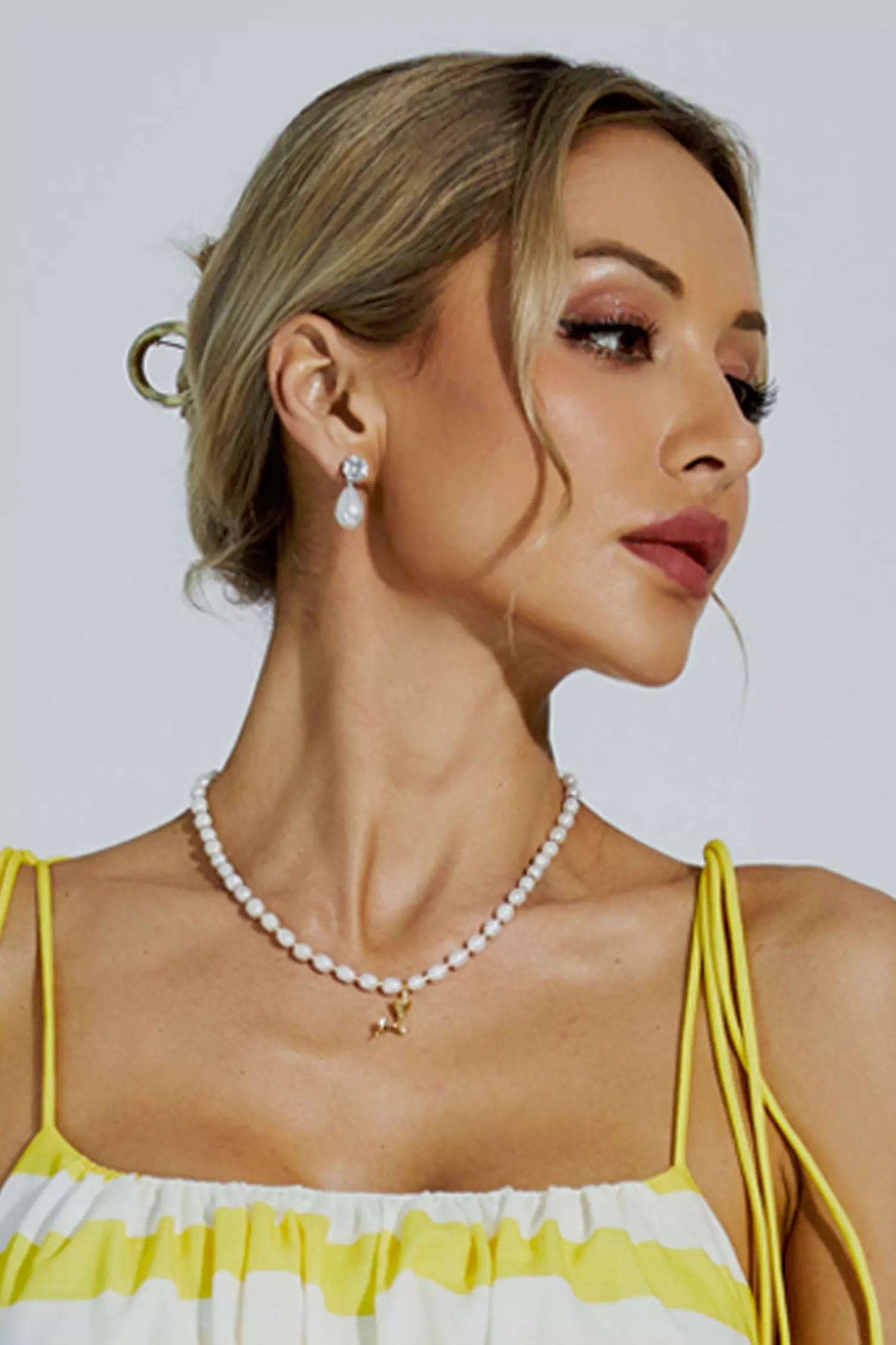 Hume White Pearl Rose Necklace