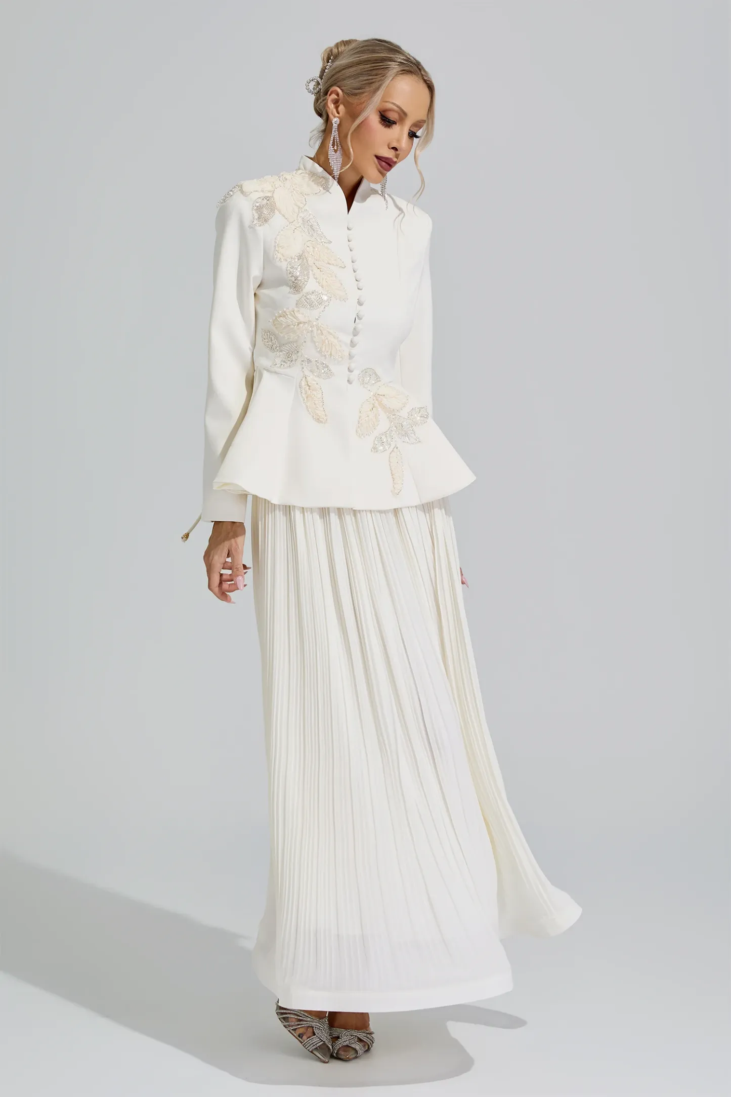 Jindeok White Embroidery Pleated Set