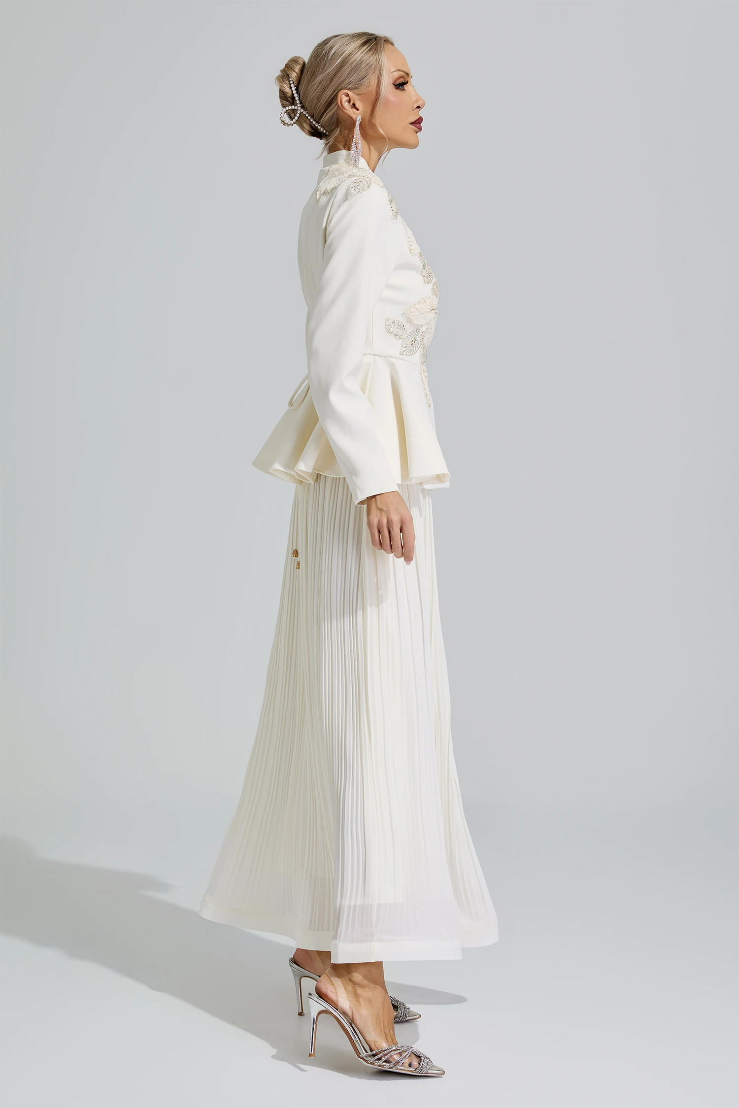 Jindeok White Embroidery Pleated Set