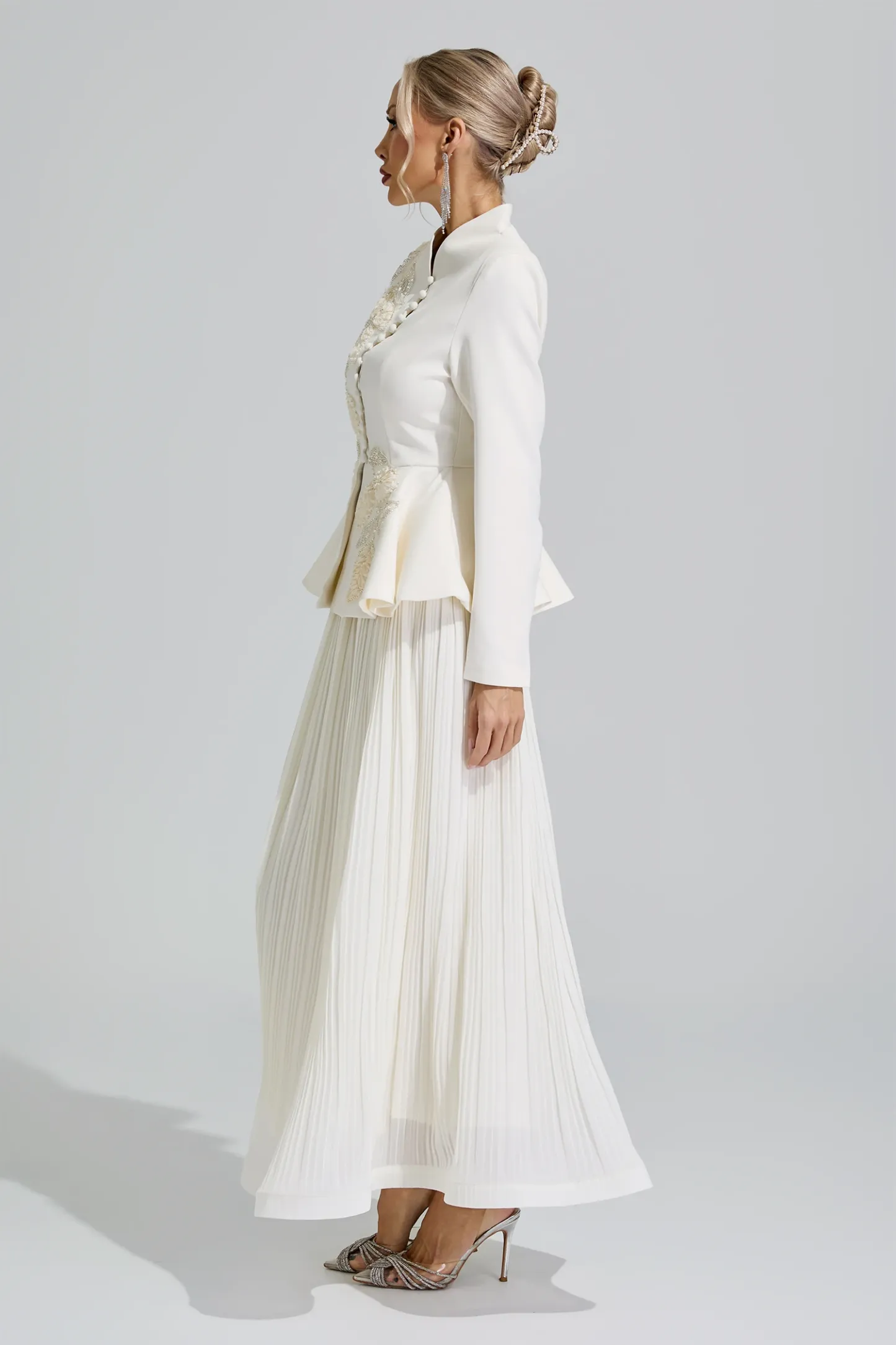 Jindeok White Embroidery Pleated Set