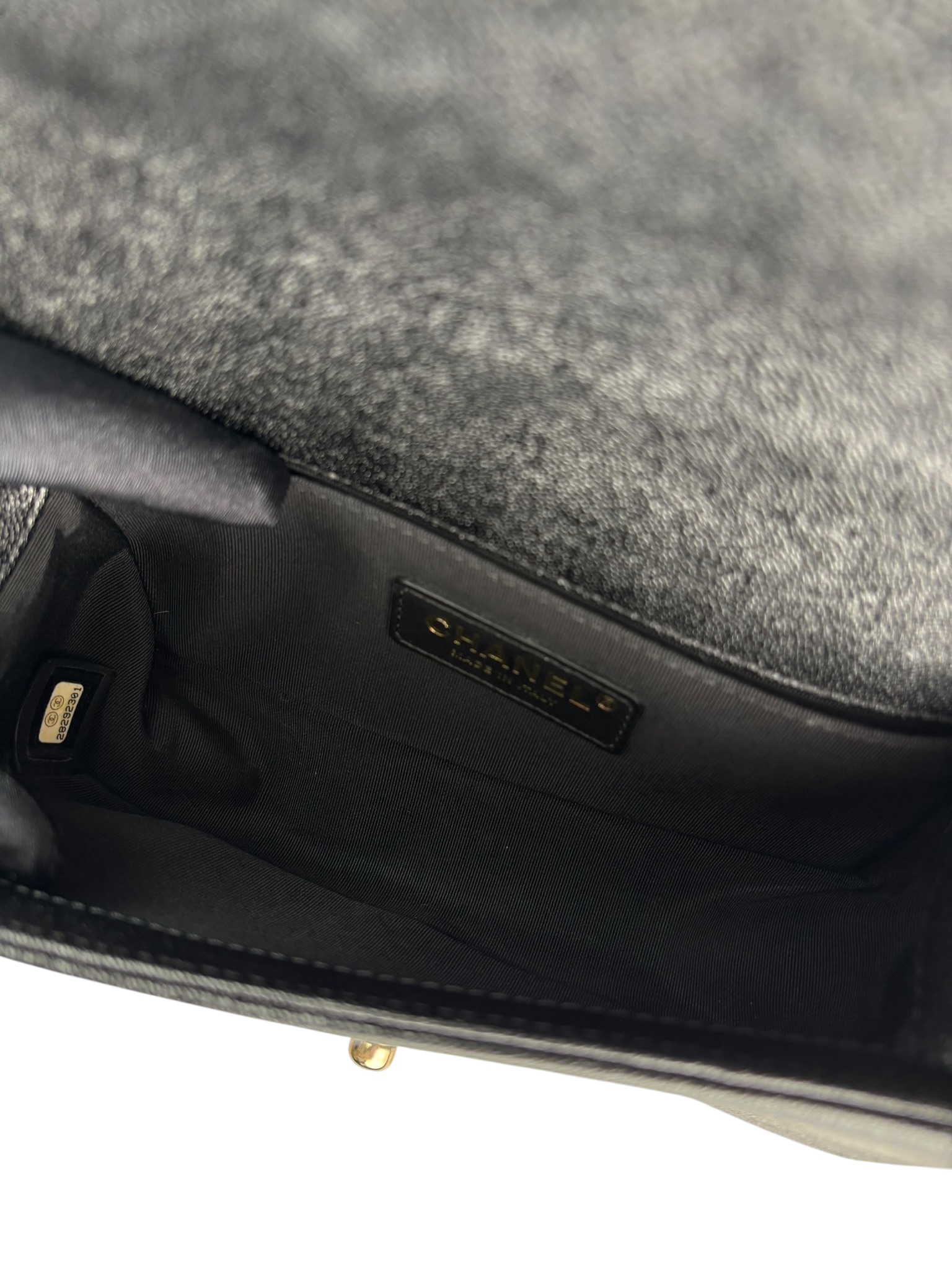 CHANEL - Small Boy Flap Bag V-stich Black Caviar Sliver Hardware