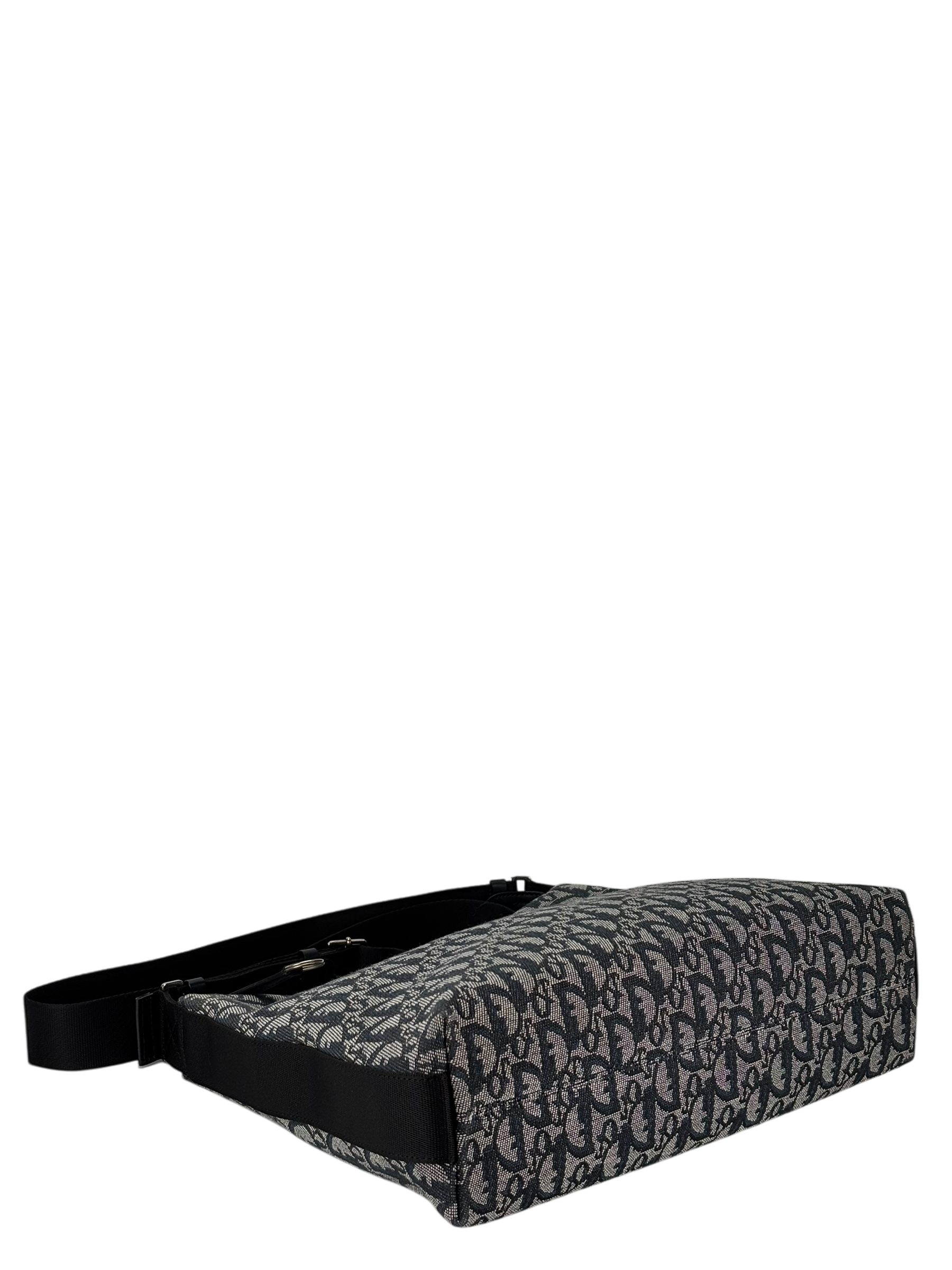 CHRISTIAN DIOR - Navy Diorissimo Pochette Shoulder Bag