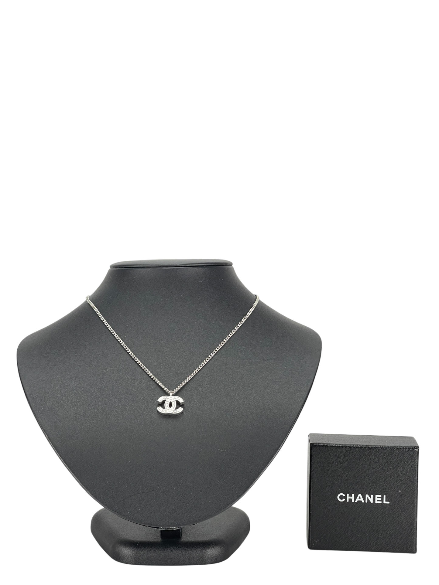 CHANEL - 06V Sliver CC logo Crystal Necklace
