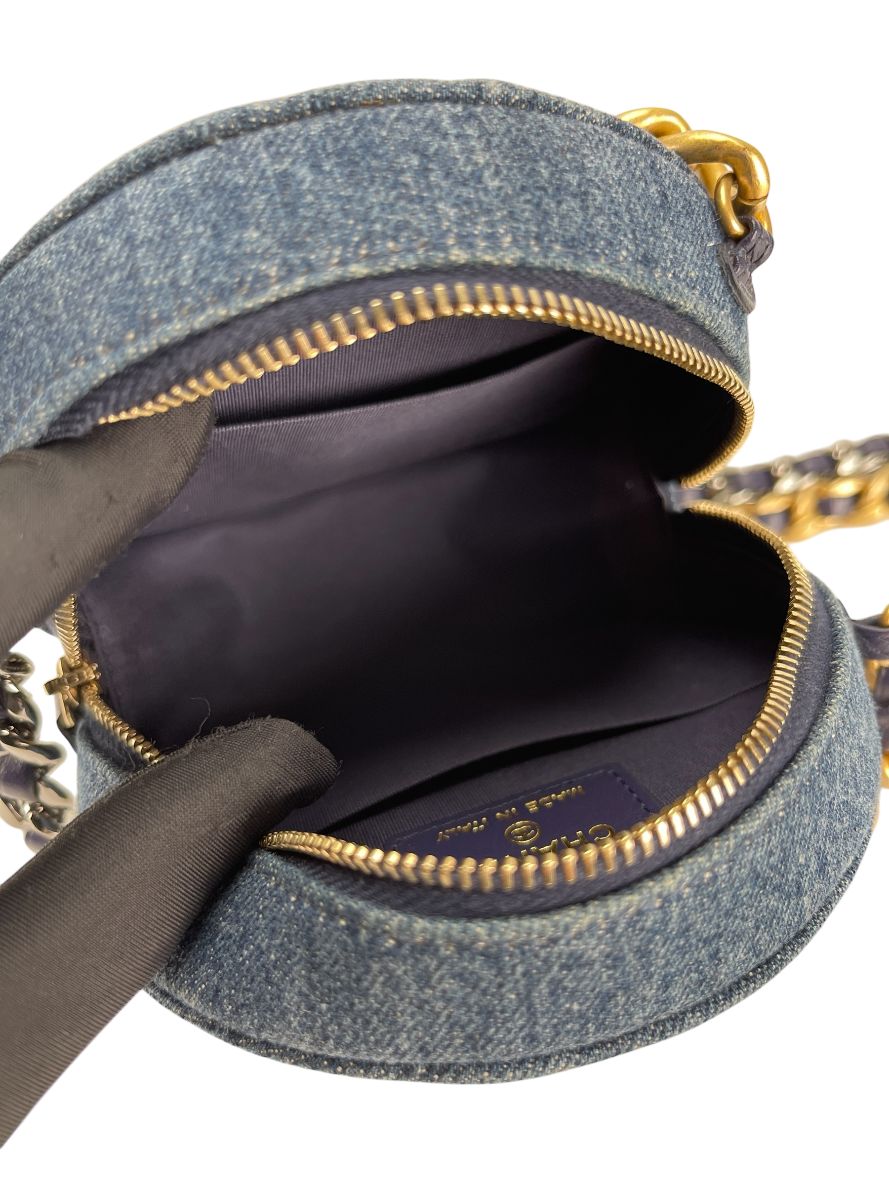 CHANEL - 19 Round Clutch Blue Denim bag