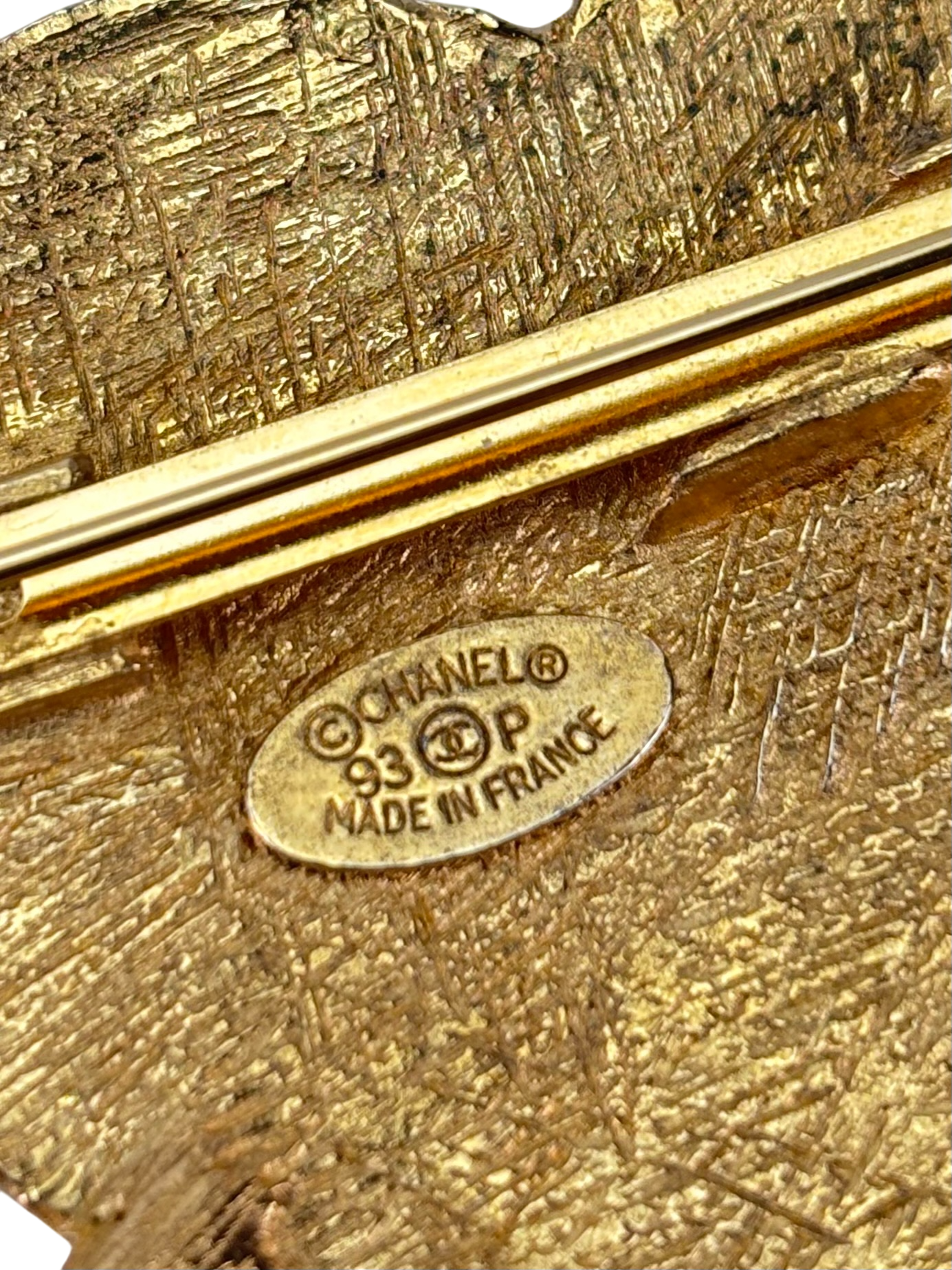 CHANEL - Gold Metal CC Arrow Heart Motif Brooch