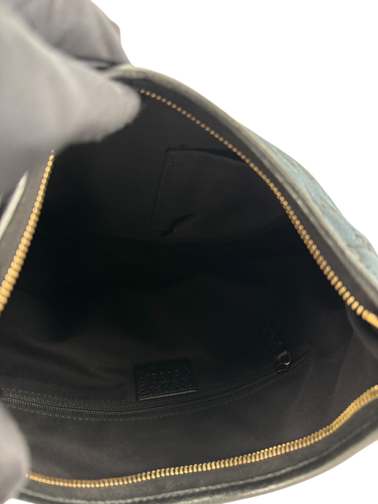 GUCCI - Dark Black Abbey Guccissima Semi Shoulder Bag