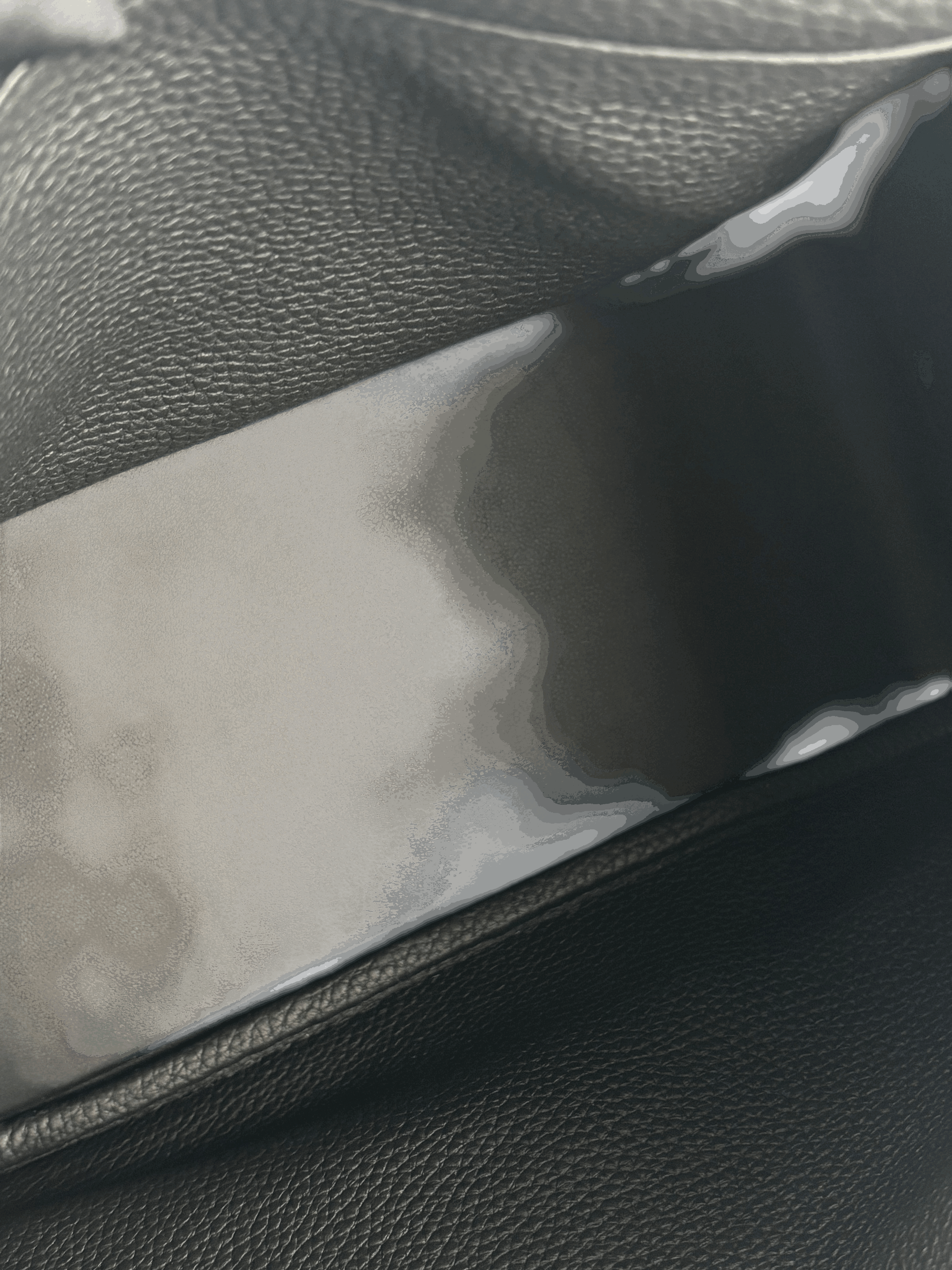 HERMES - Lindy 26 Black Clemence Gold Hardware