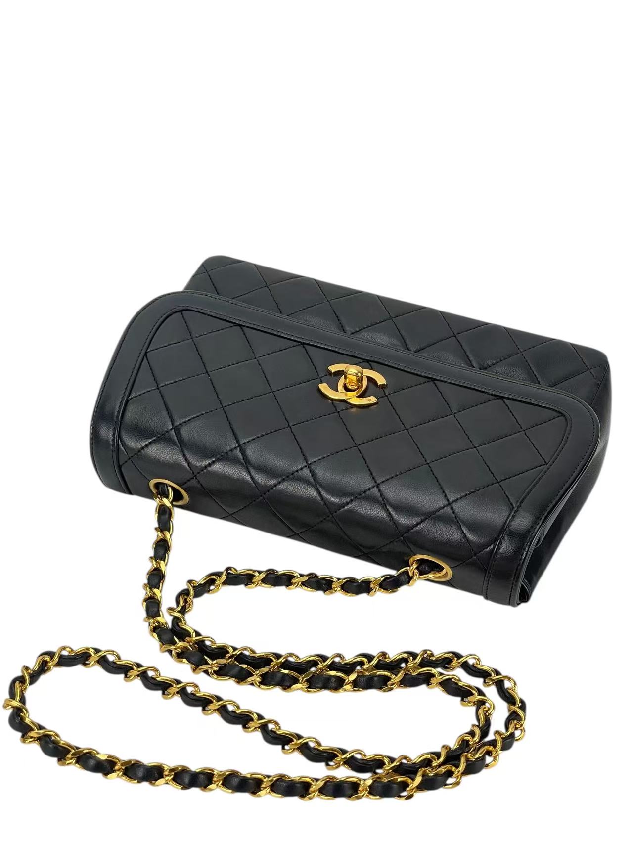 CHANEL - Black Lambskin Single Chain Shoulder Bag with wallet