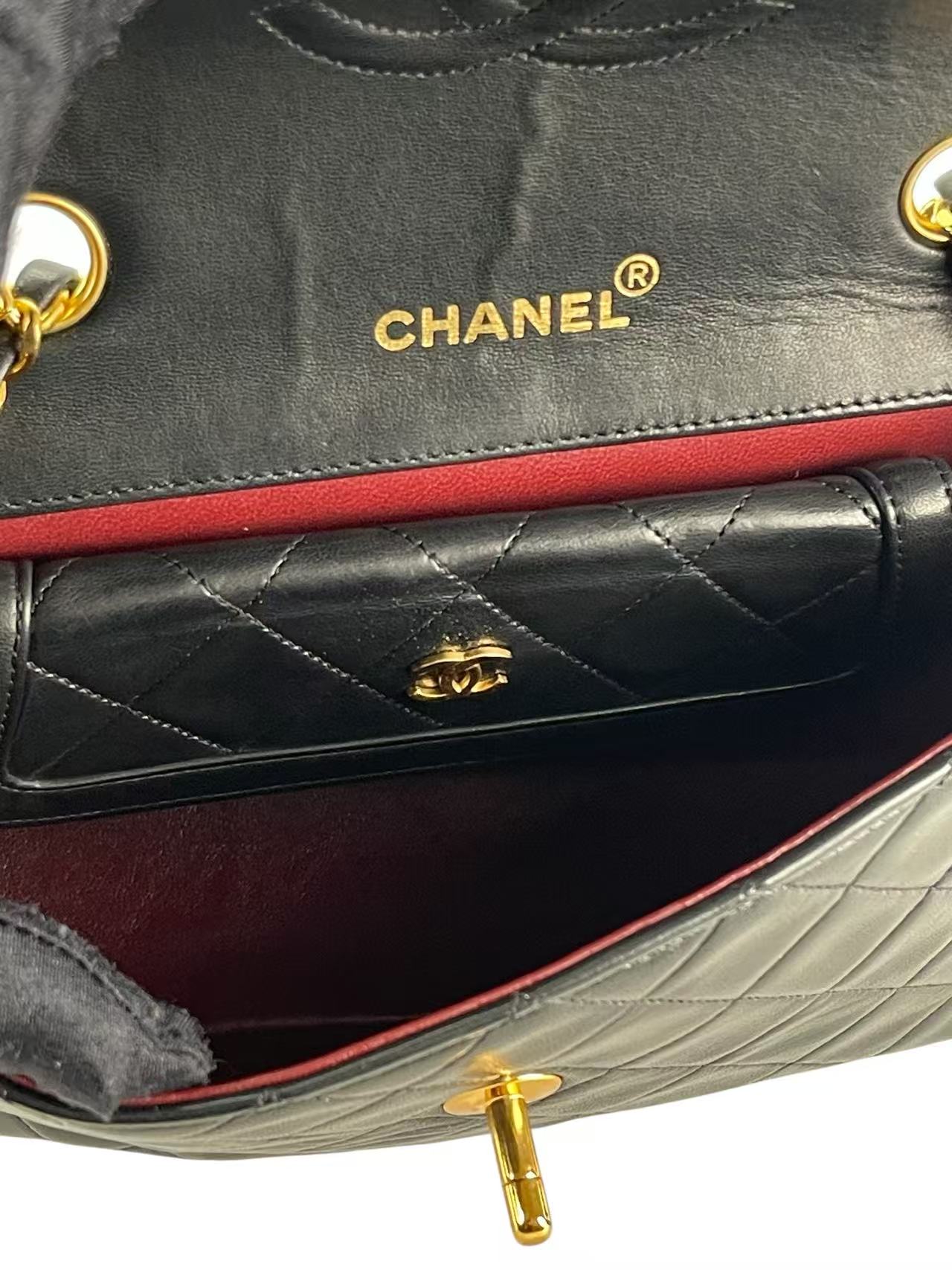CHANEL - Black Lambskin Single Chain Shoulder Bag with wallet