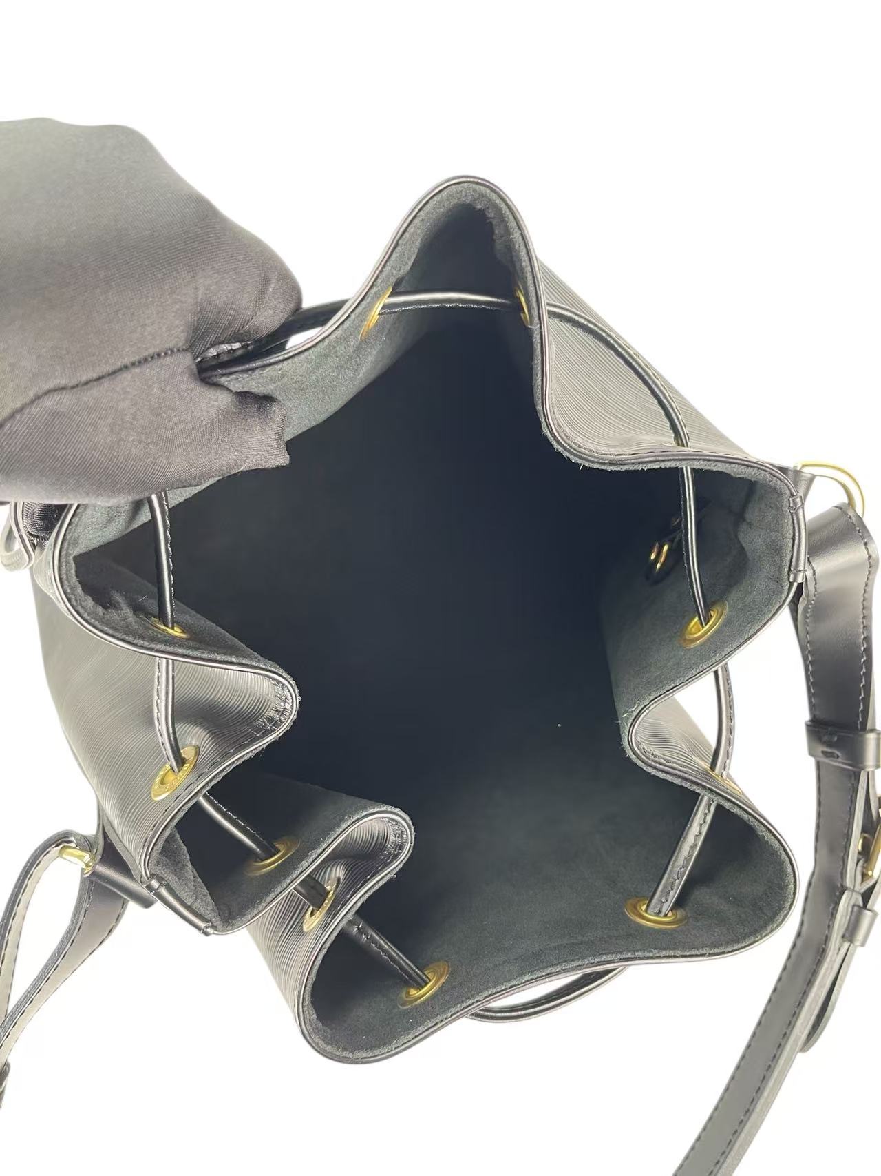 LOUIS VUITTON - Black Epi Noe Bucket Bag