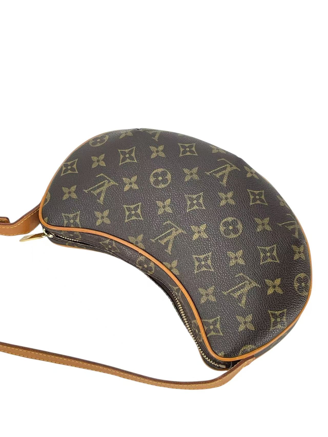 LOUIS VUITTON - Pochette Croissant PM Monogram Canvas