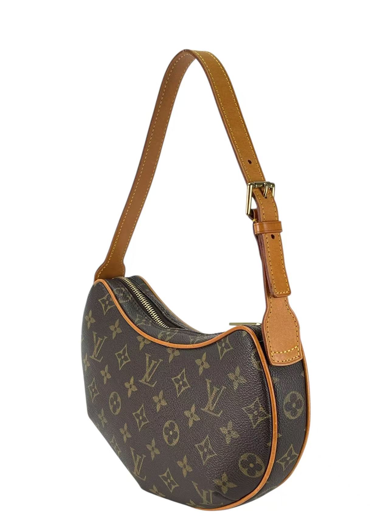 LOUIS VUITTON - Pochette Croissant PM Monogram Canvas