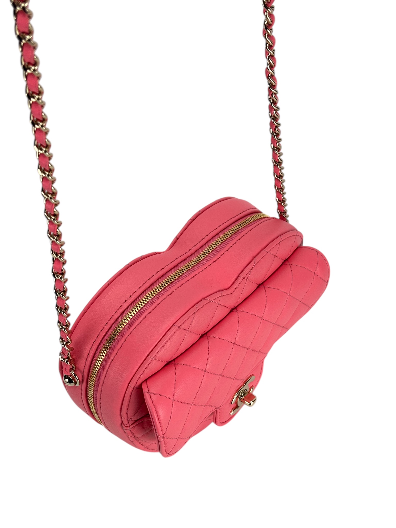 CHANEL - 22S CC In Love Heart Clutch Pink Lambskin With Chain